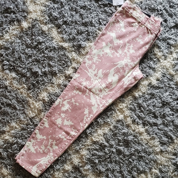 NWT Daisy Fuentes Uber Feminine Skinny Crop - Picture 2 of 8